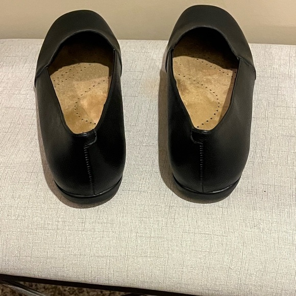 Trotter Sage Scalloped edging  Black Leather Loafers, size 7.5W - Picture 3 of 7